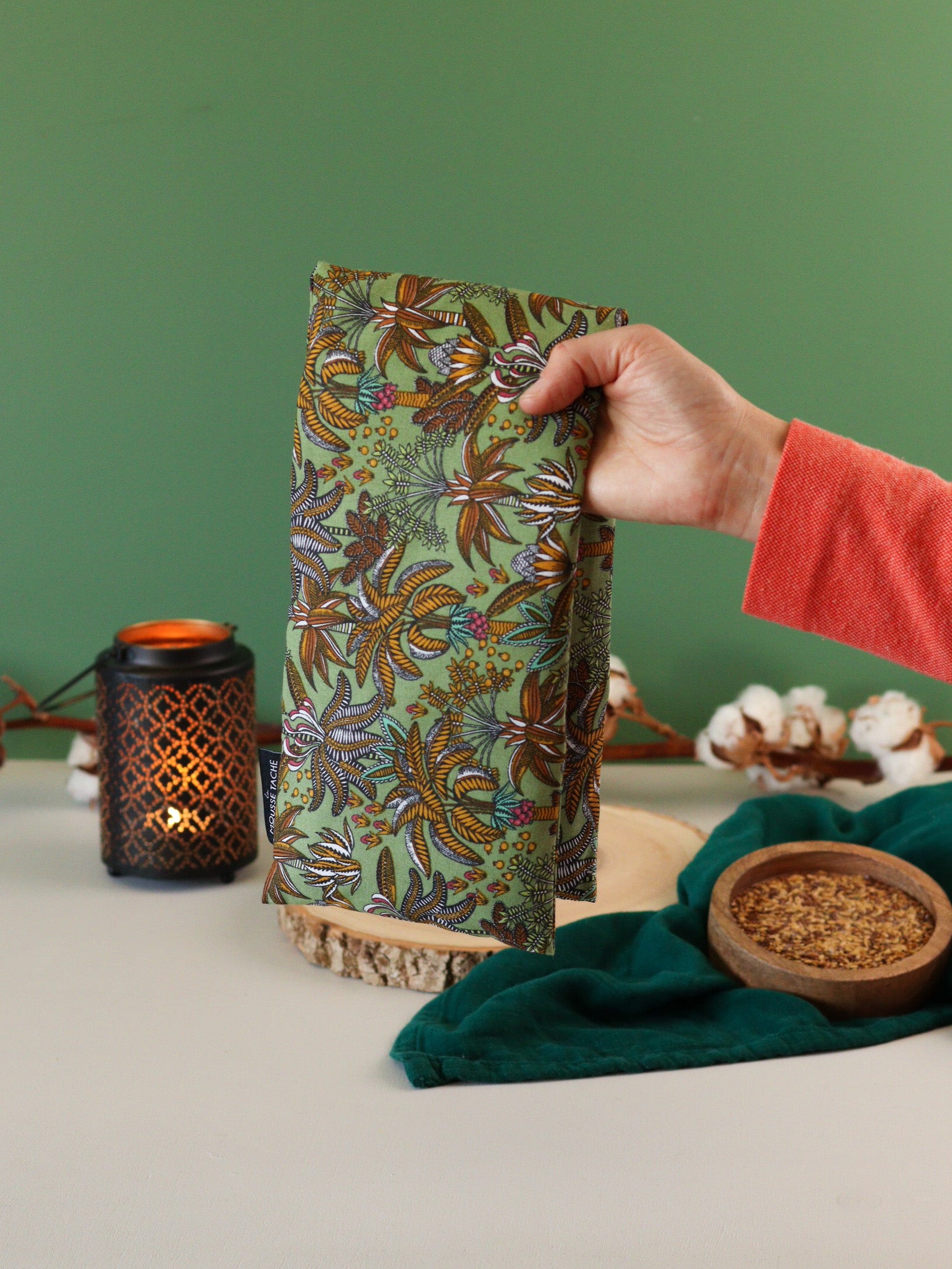 bouillotte longue aux graines de lin bio pour se détendre, apaiser l'esprit et réduire l'anxiété, joli tissu vert, fabrication française