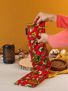 bouillotte longue aux graines de lin bio pour se détendre, apaiser l'esprit et réduire l'anxiété, wax rouge et jaune, fabrication française