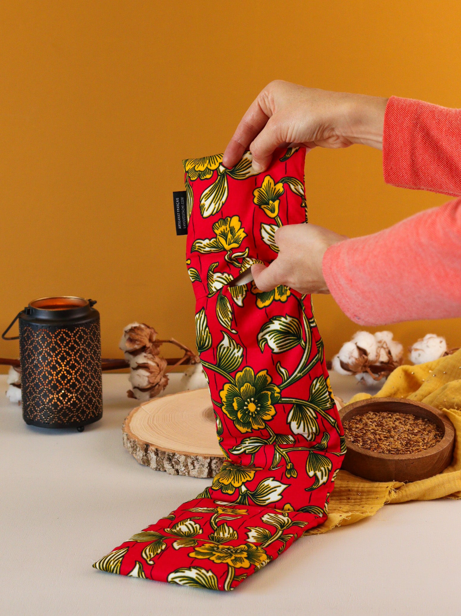 bouillotte longue aux graines de lin bio pour se détendre, apaiser l'esprit et réduire l'anxiété, wax rouge et jaune, fabrication française
