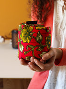 bouillotte longue aux graines de lin bio pour se détendre, apaiser l'esprit et réduire l'anxiété, wax rouge et jaune, fabrication française