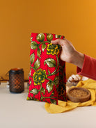 bouillotte longue aux graines de lin bio pour se détendre, apaiser l'esprit et réduire l'anxiété, wax rouge et jaune, fabrication française