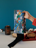 ceinture chauffante aux graines de lin bio pour soulager les douleurs au naturel, motif paysage bleu orange