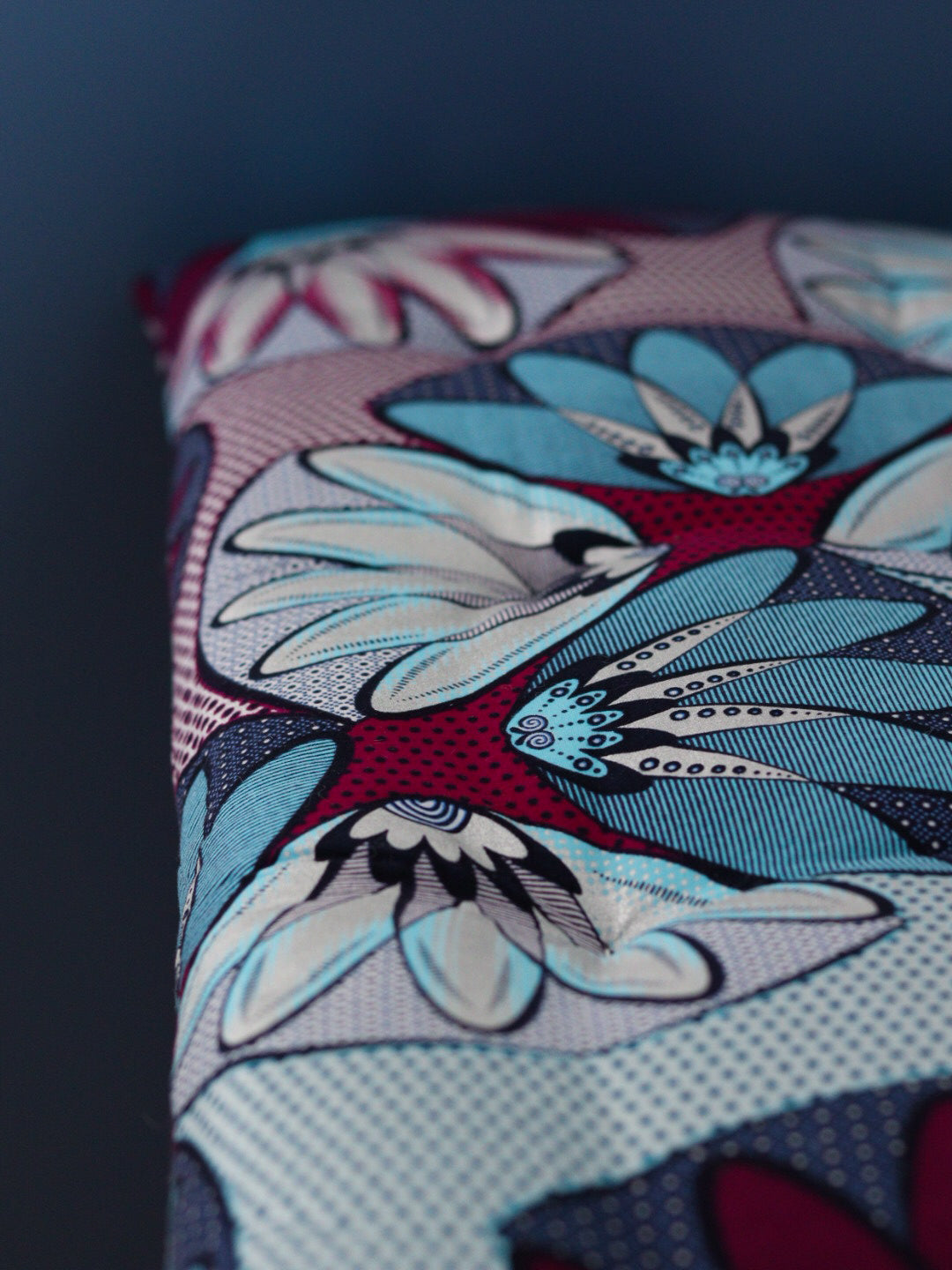 détail tissu coussin de banc capitonné wax bordeaux et bleu