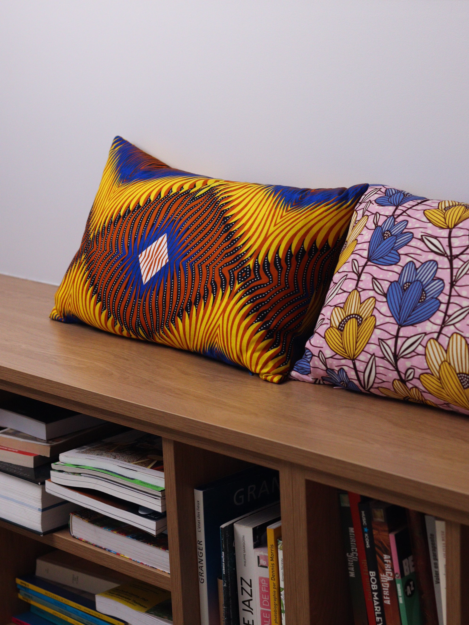coussin tissu du sri lanka, motif abstrait jaune ocre bleu, posé sur banquette