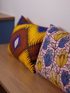 détail motif de coussin wax violet à fleurs jaunes, projet sur-mesure