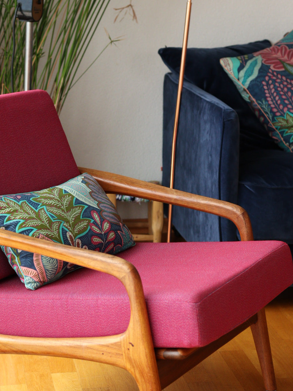 coussins personnalisés bleu avec motif végétal et passepoil coloré, fauteuil vintage bois rose framboise