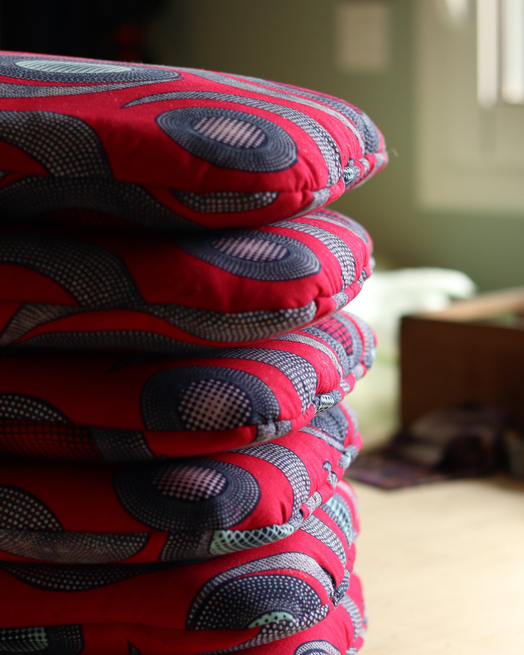 pile de galettes chaise tolix rouge