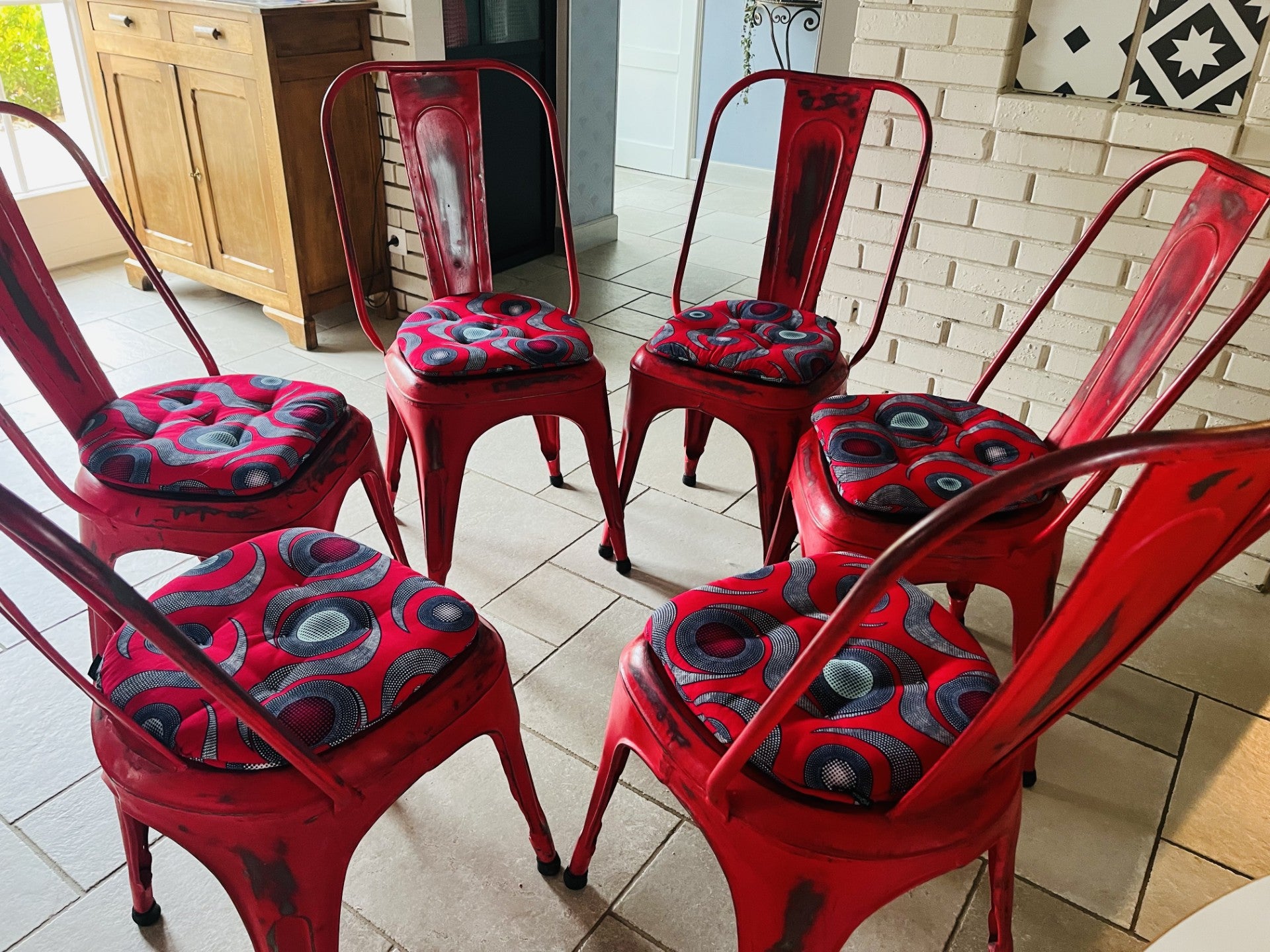 galettes de chaise tolix rouges en tissu africain