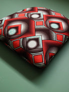 Détail des finitions faites main et de l'épaisseur d'une galette de chaise Tolix en wax orange cousue à la commande.