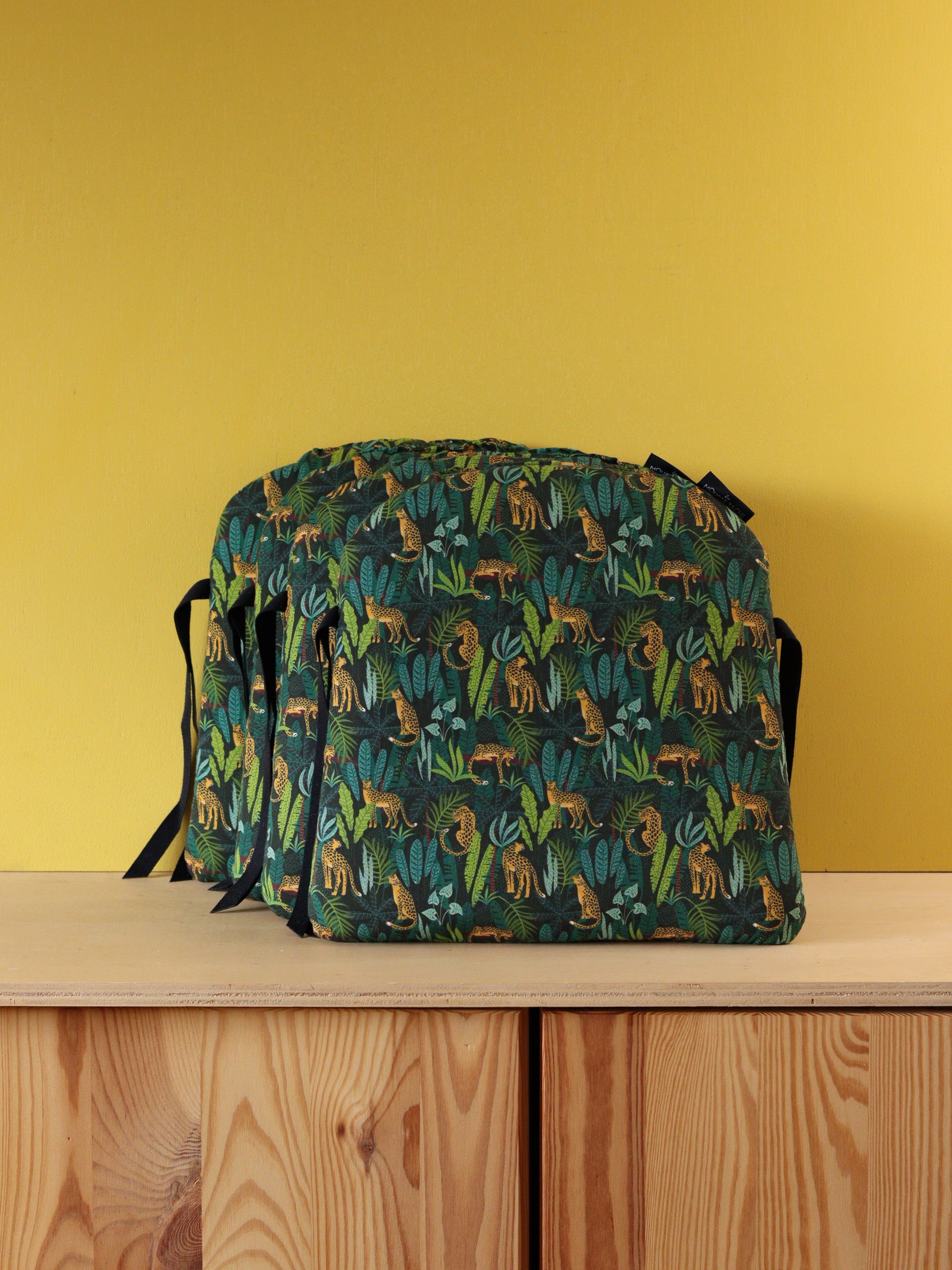 Galette de chaise Tolix sur mesure en tissu jungle vert avec motifs léopards, cousue artisanalement