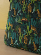 Détail tissu galette de chaise Tolix sur mesure avec liens en tissu jungle vert avec motifs léopards, cousue artisanalement
