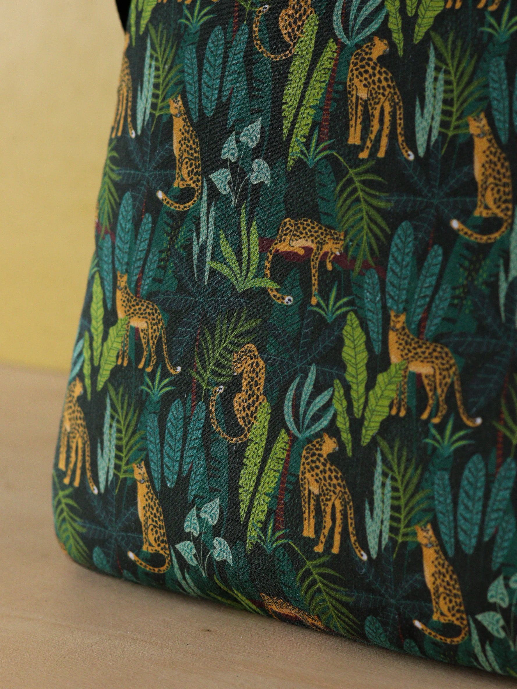 Détail tissu galette de chaise Tolix sur mesure avec liens en tissu jungle vert avec motifs léopards, cousue artisanalement