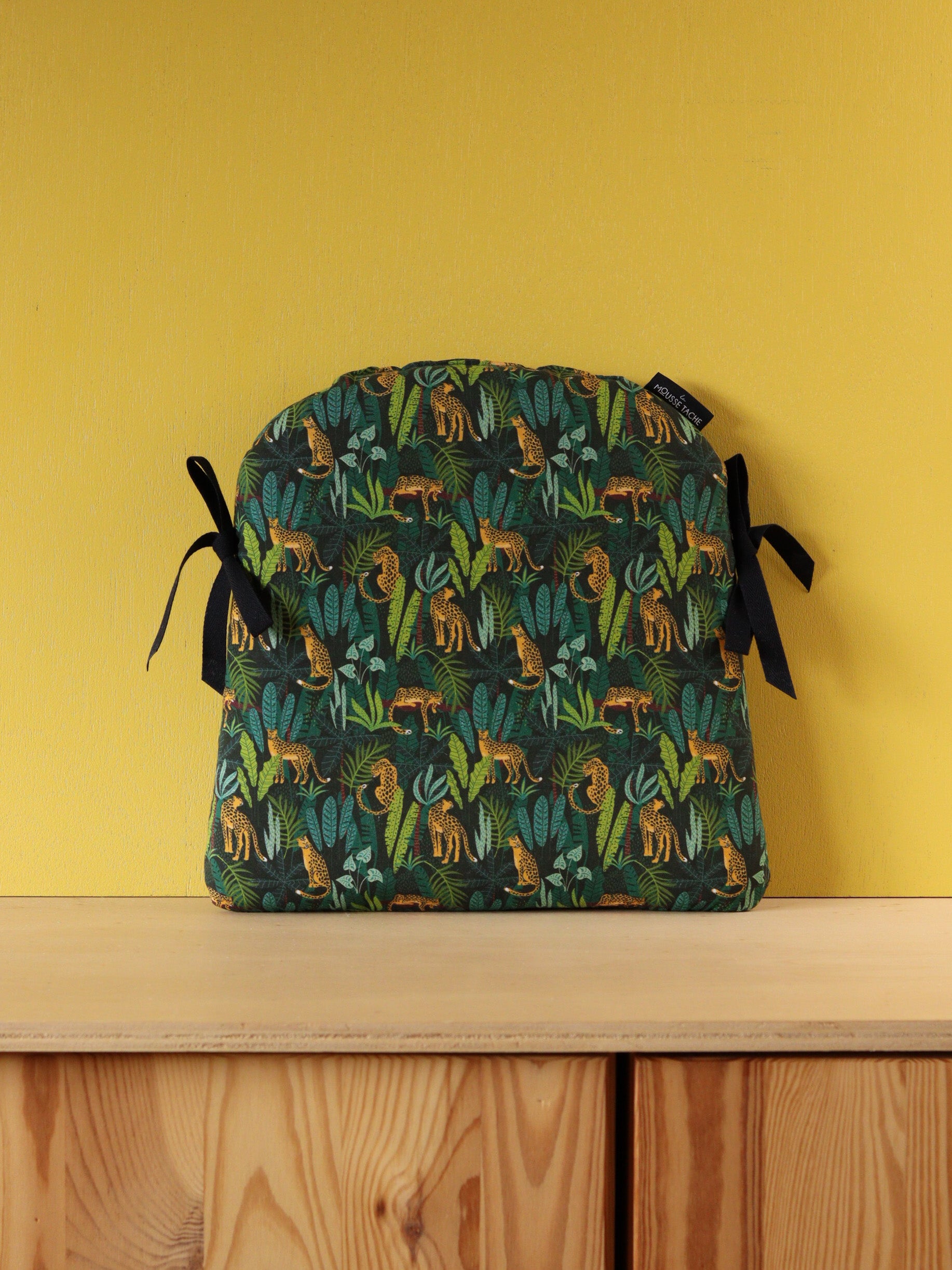 Galette de chaise Tolix sur mesure avec liens en tissu jungle vert avec motifs léopards, cousue artisanalement