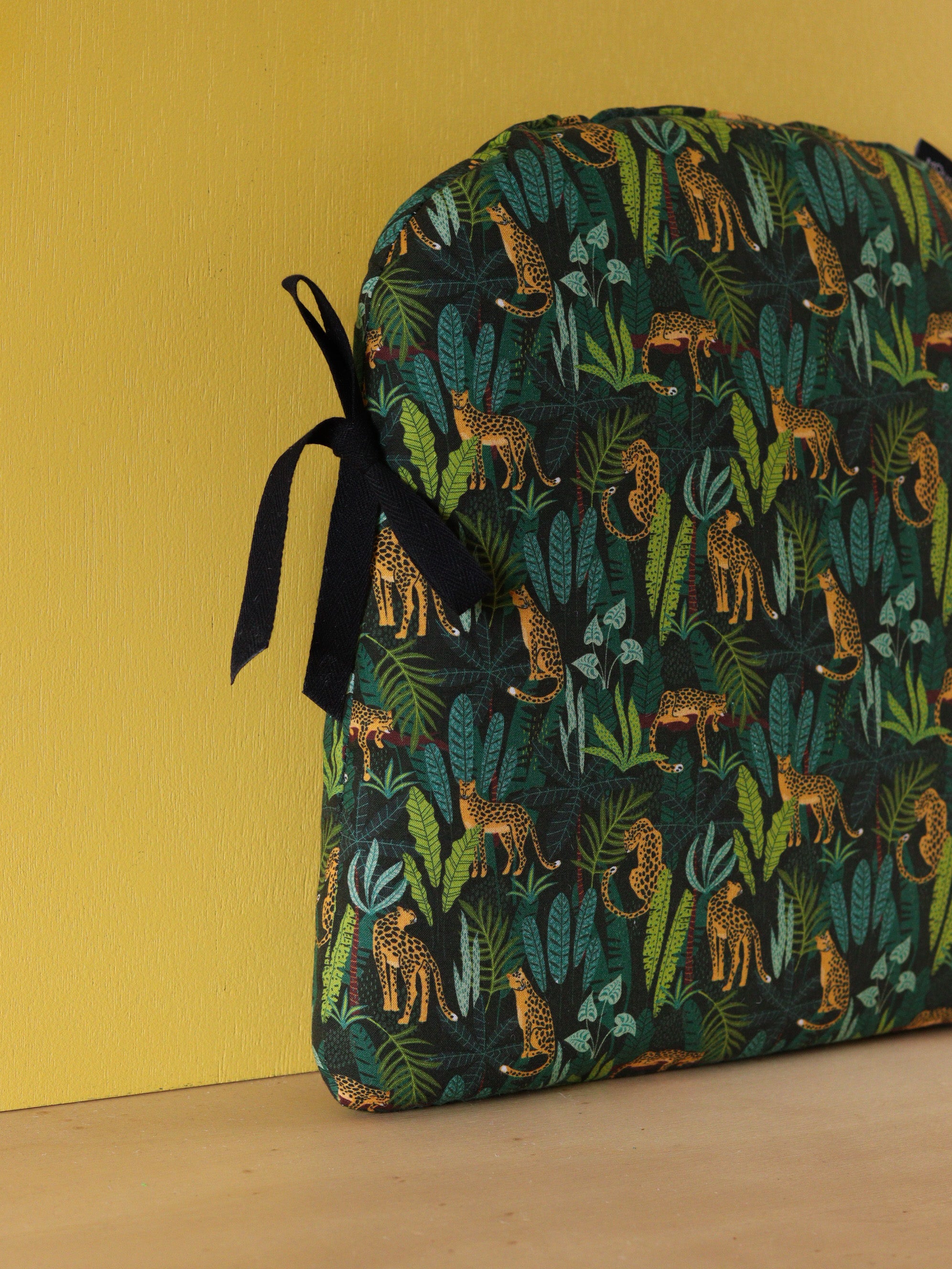 Galette de chaise Tolix sur mesure avec liens en tissu jungle vert avec motifs léopards, pour cuisine