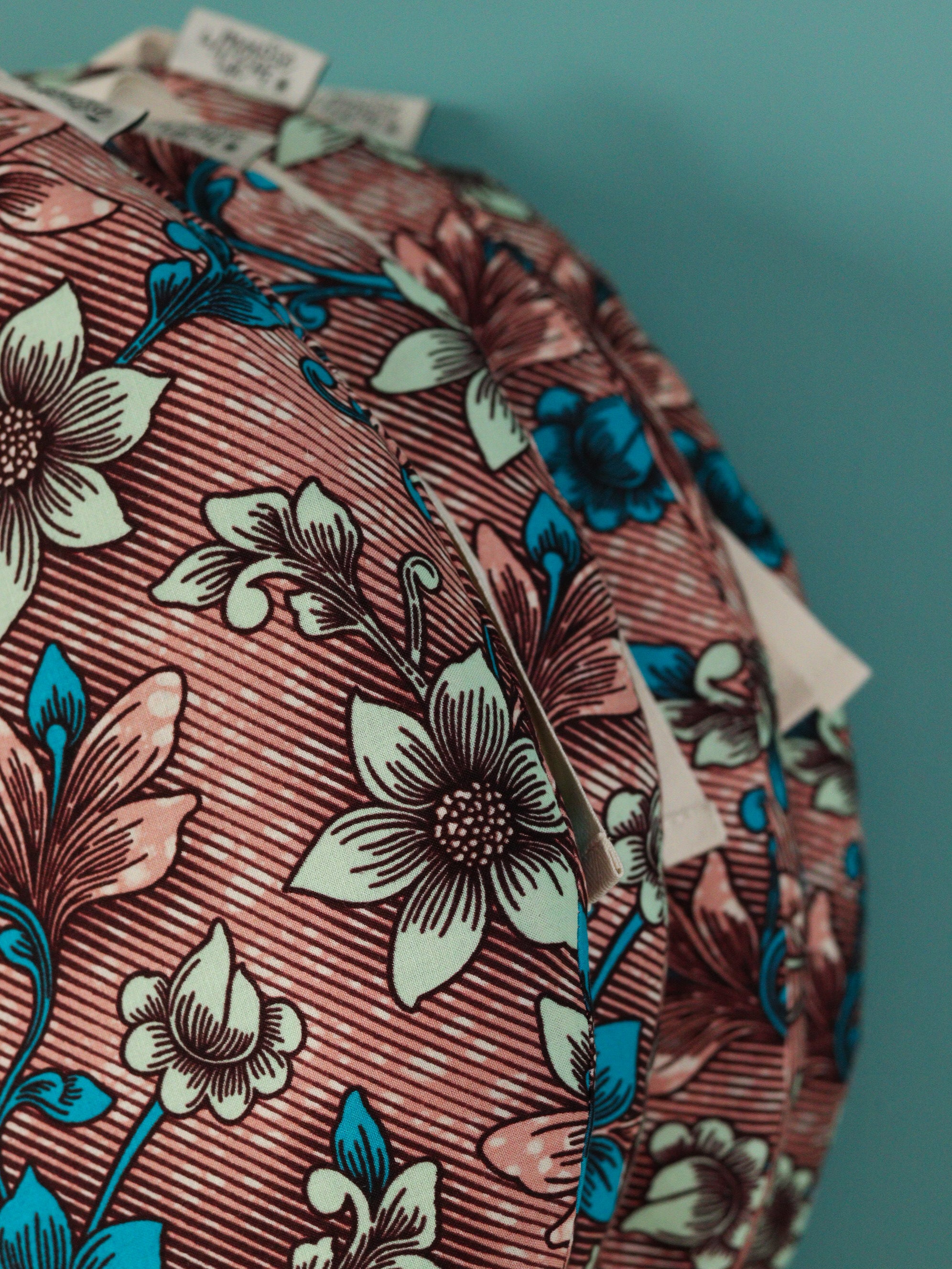 détail galettes chaises rondes colorées