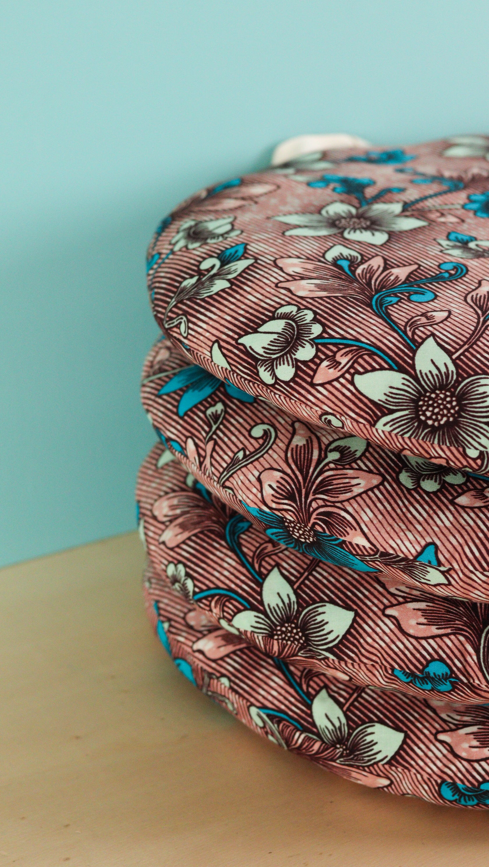 galettes chaises rondes colorées wax fleurs