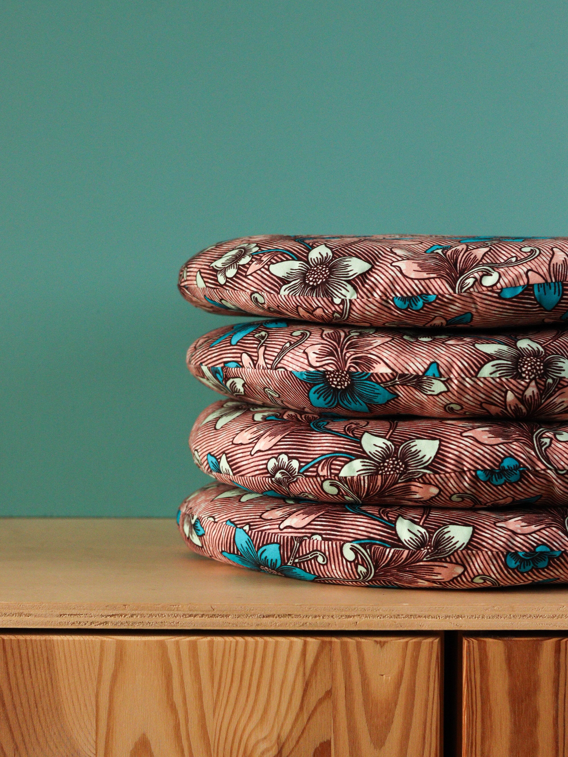 galettes chaises rondes colorées roses