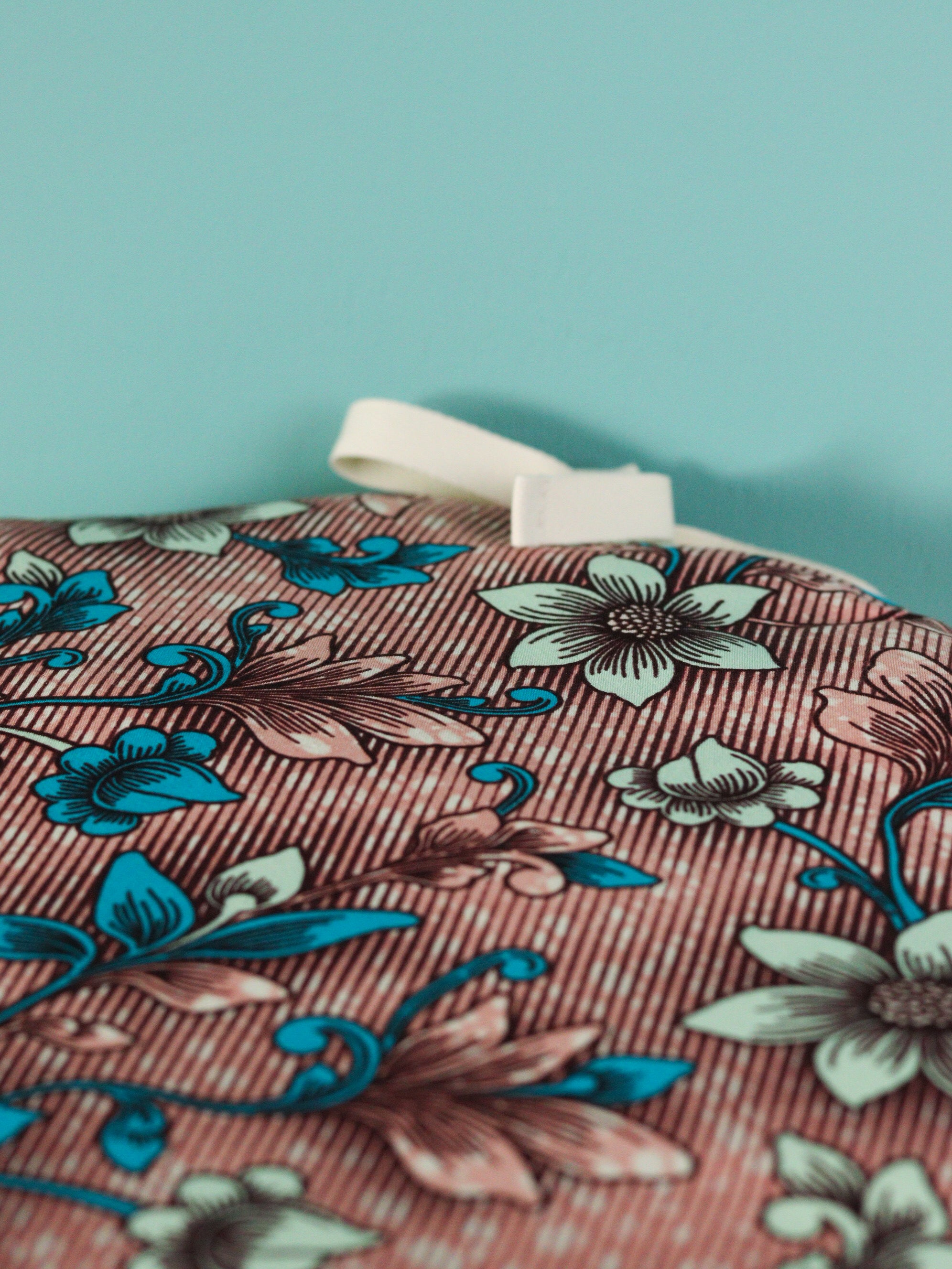 galettes chaises rondes colorées détail tissu