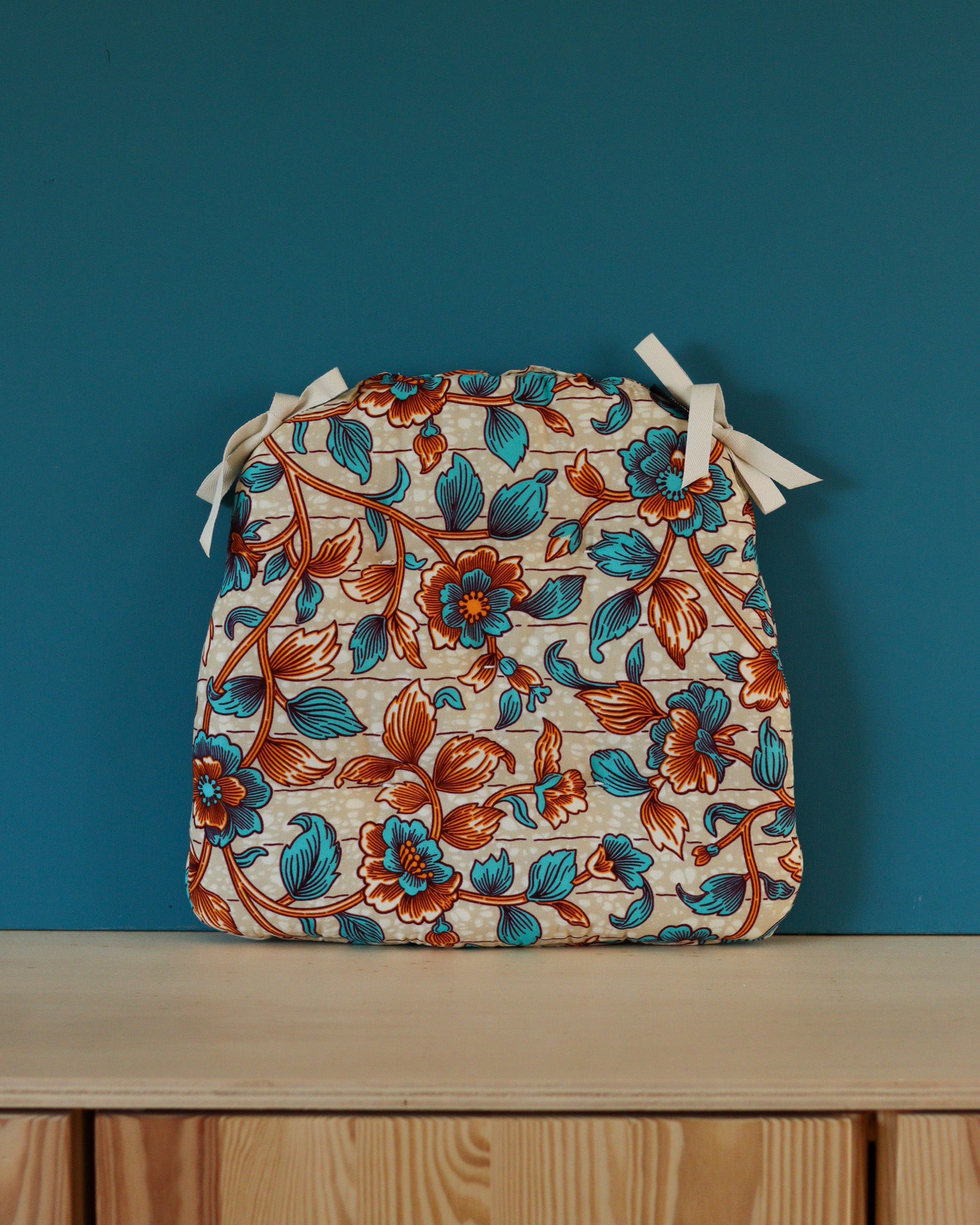 galette de chaise originale en wax beige et bleu