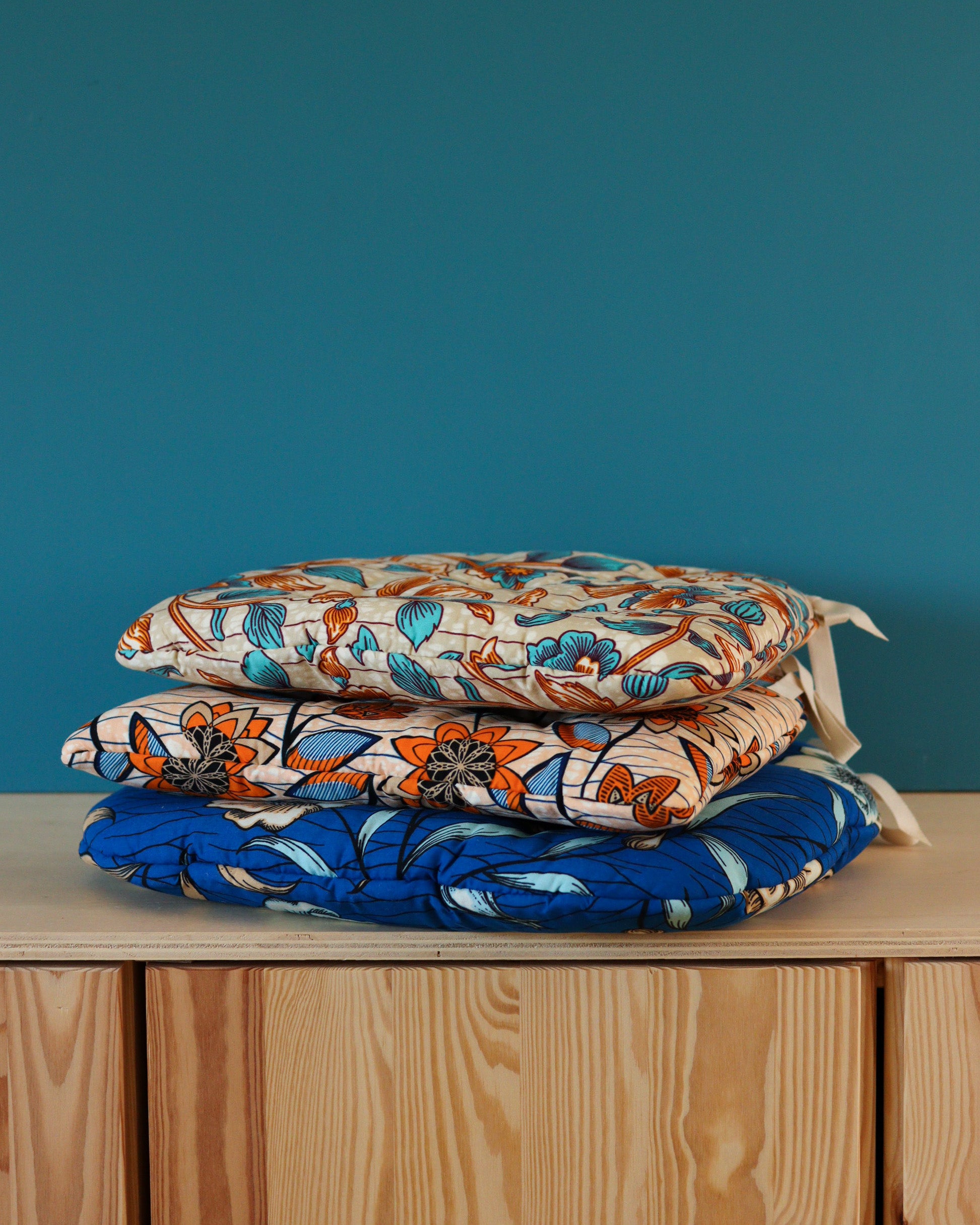 trio de galettes de chaise originales en wax sur-mesure bleu, beige, orange