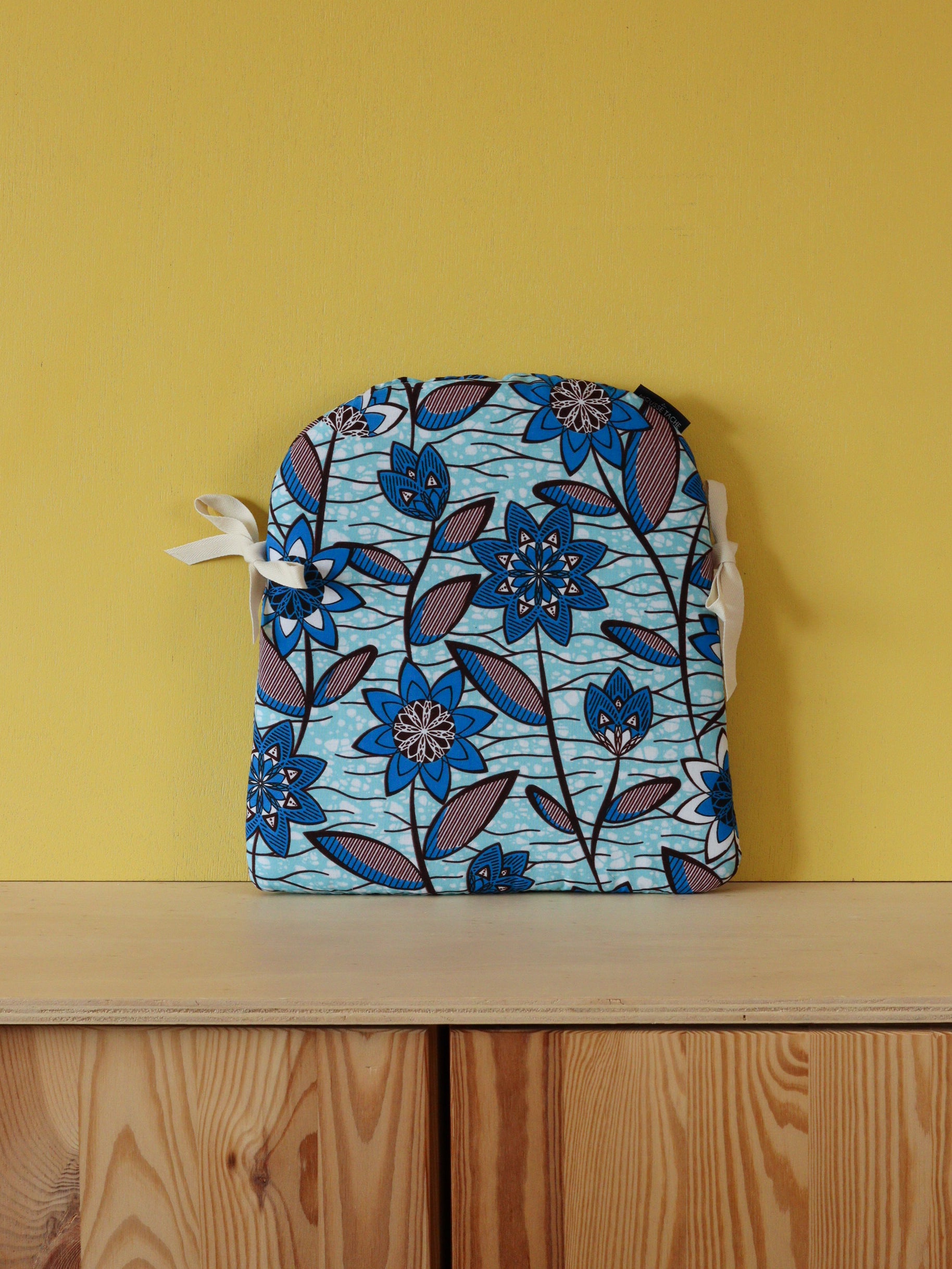 galette de chaise tolix A en tissu wax bleu
