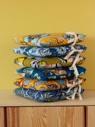 Galettes de chaise sur-mesure en wax jaune et bleu sur chaises Tolix A