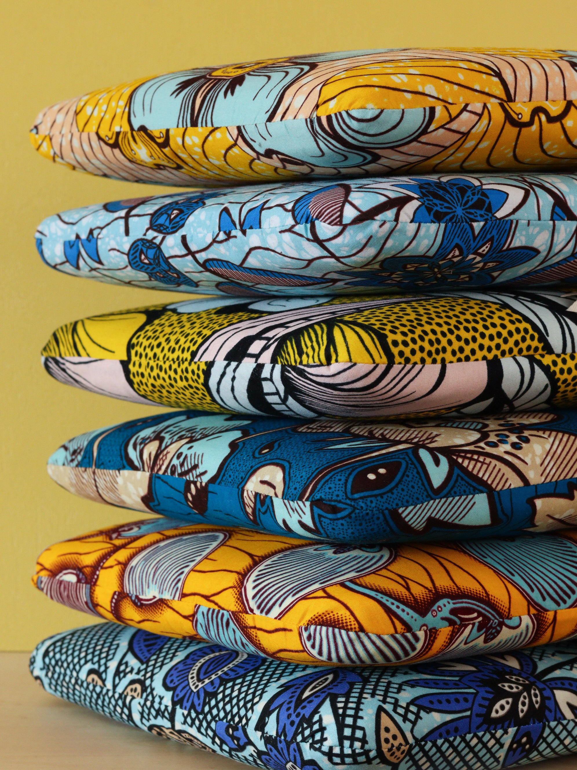 Détail wax africain jaune et bleu – galette de chaise fait-main