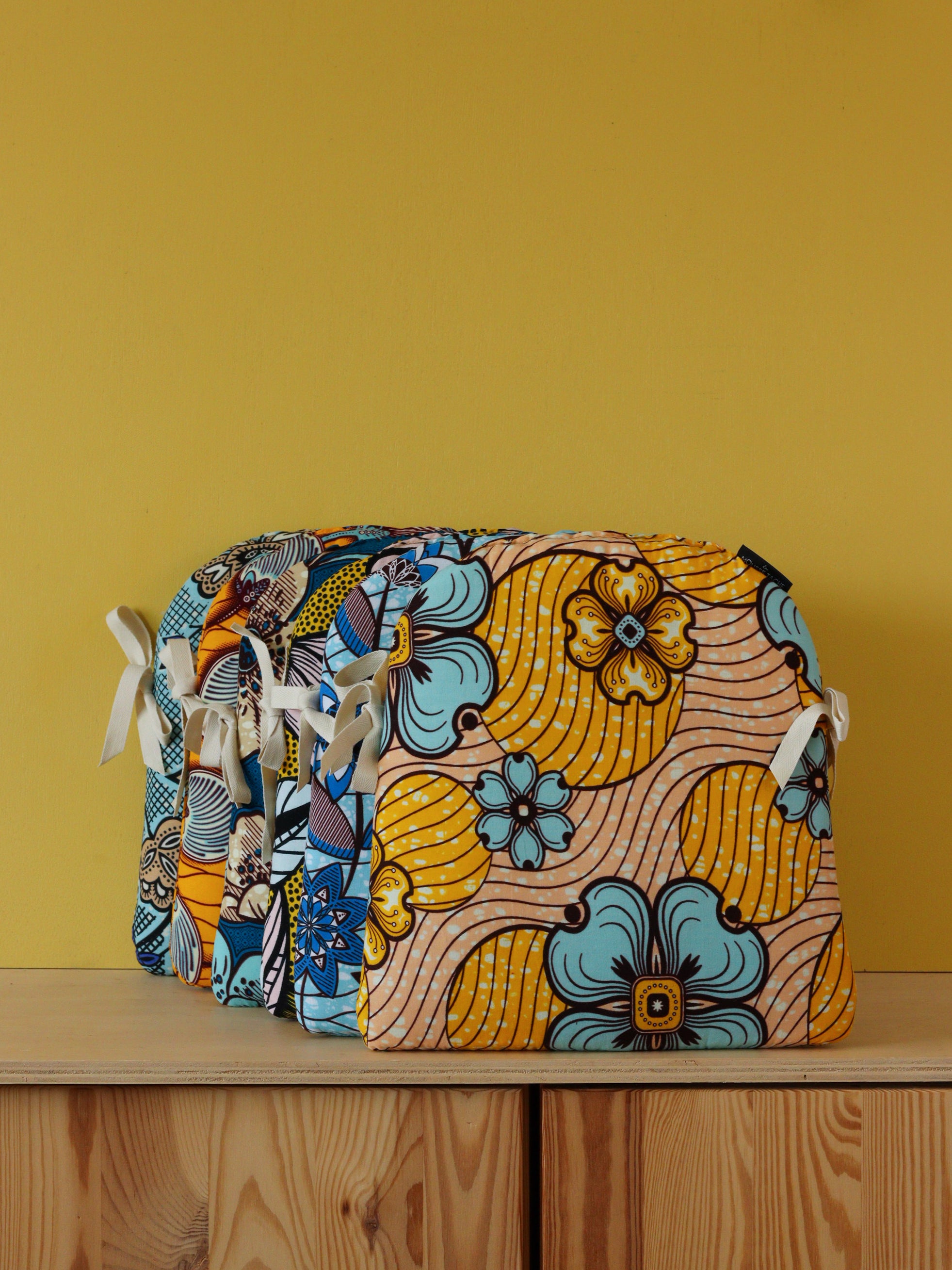 Série de galettes de chaise sur-mesure en wax – commande personnalisée