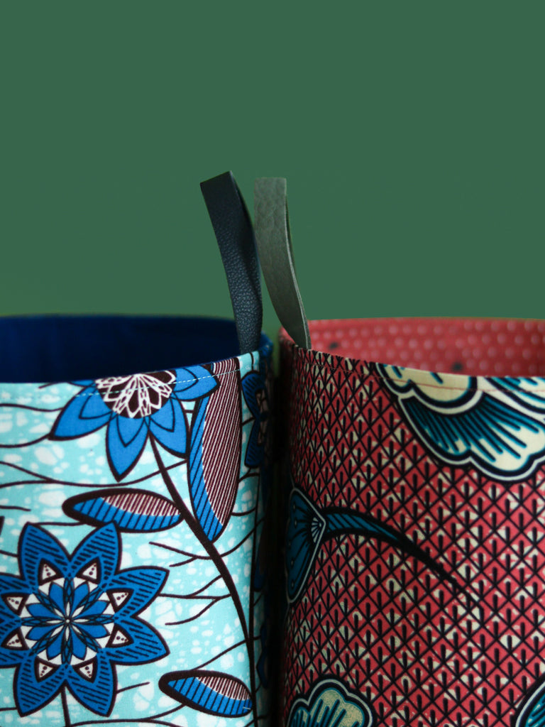 détail paniers à jouets colorés en wax