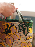 Détail motif wax africain Hibiscus cuivré jaune vert rose, panier L