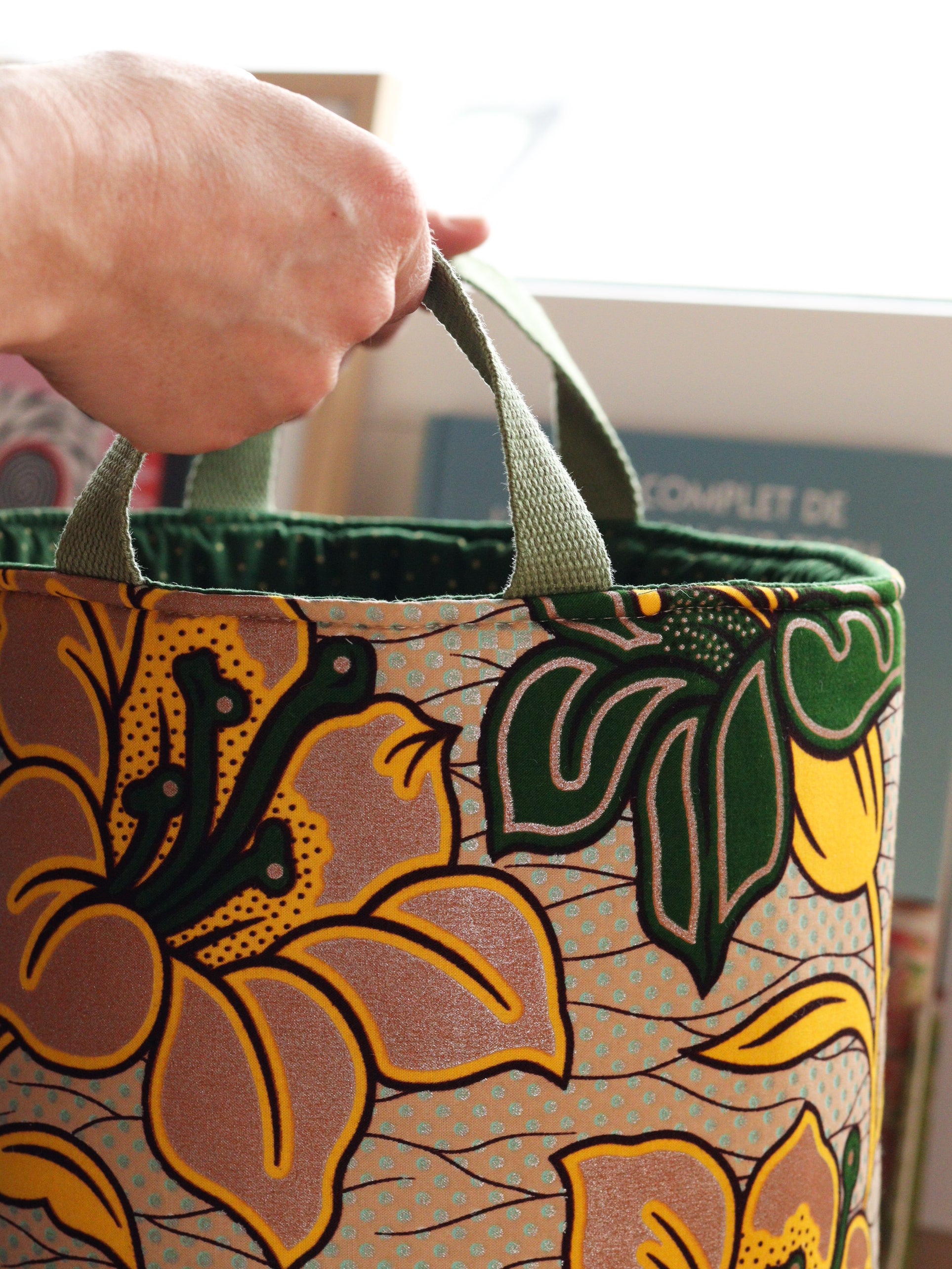 Détail motif wax africain Hibiscus cuivré jaune vert rose, panier L