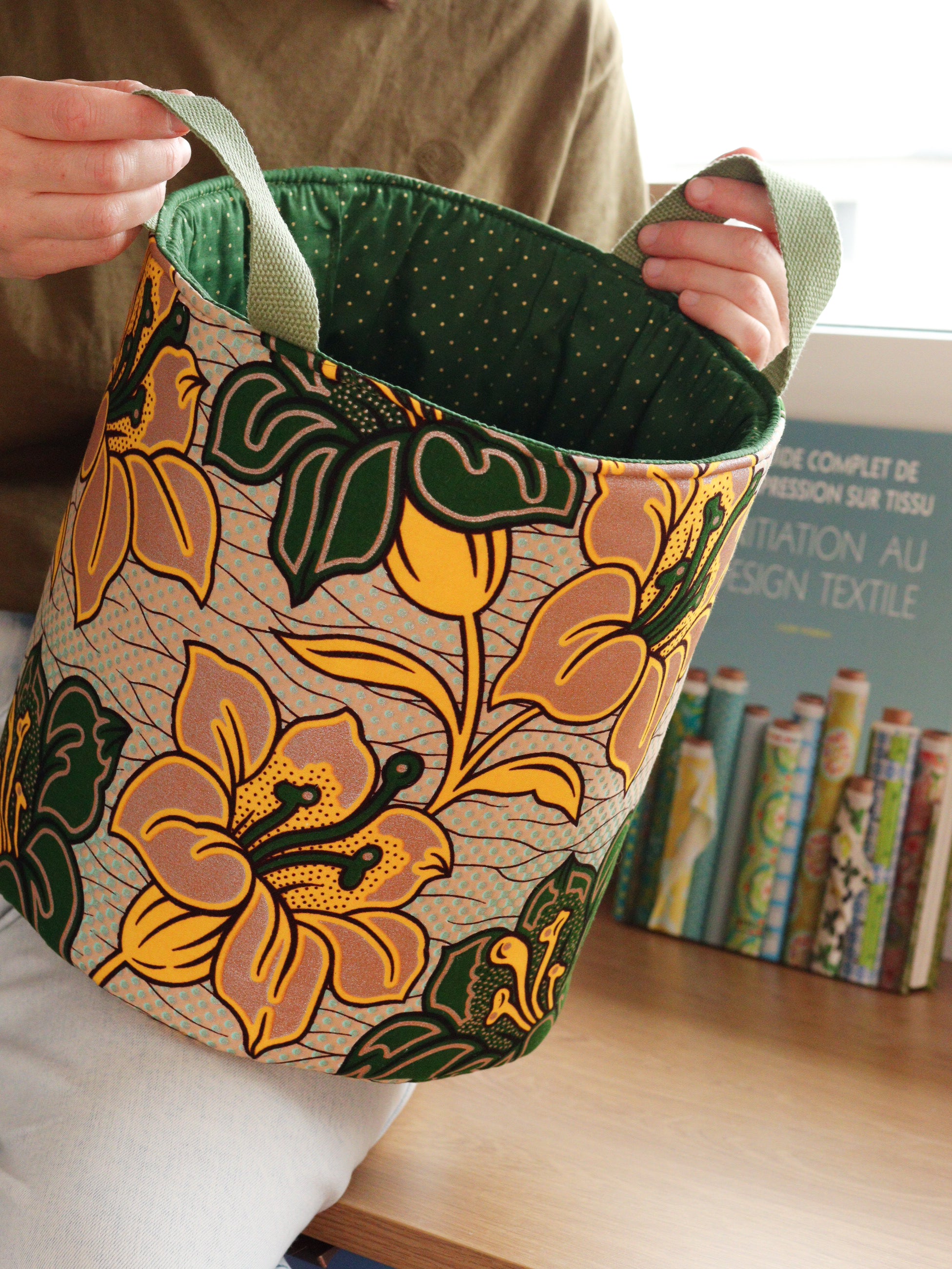 Panier rangement wax africain L tenu par les anses en coton tissé