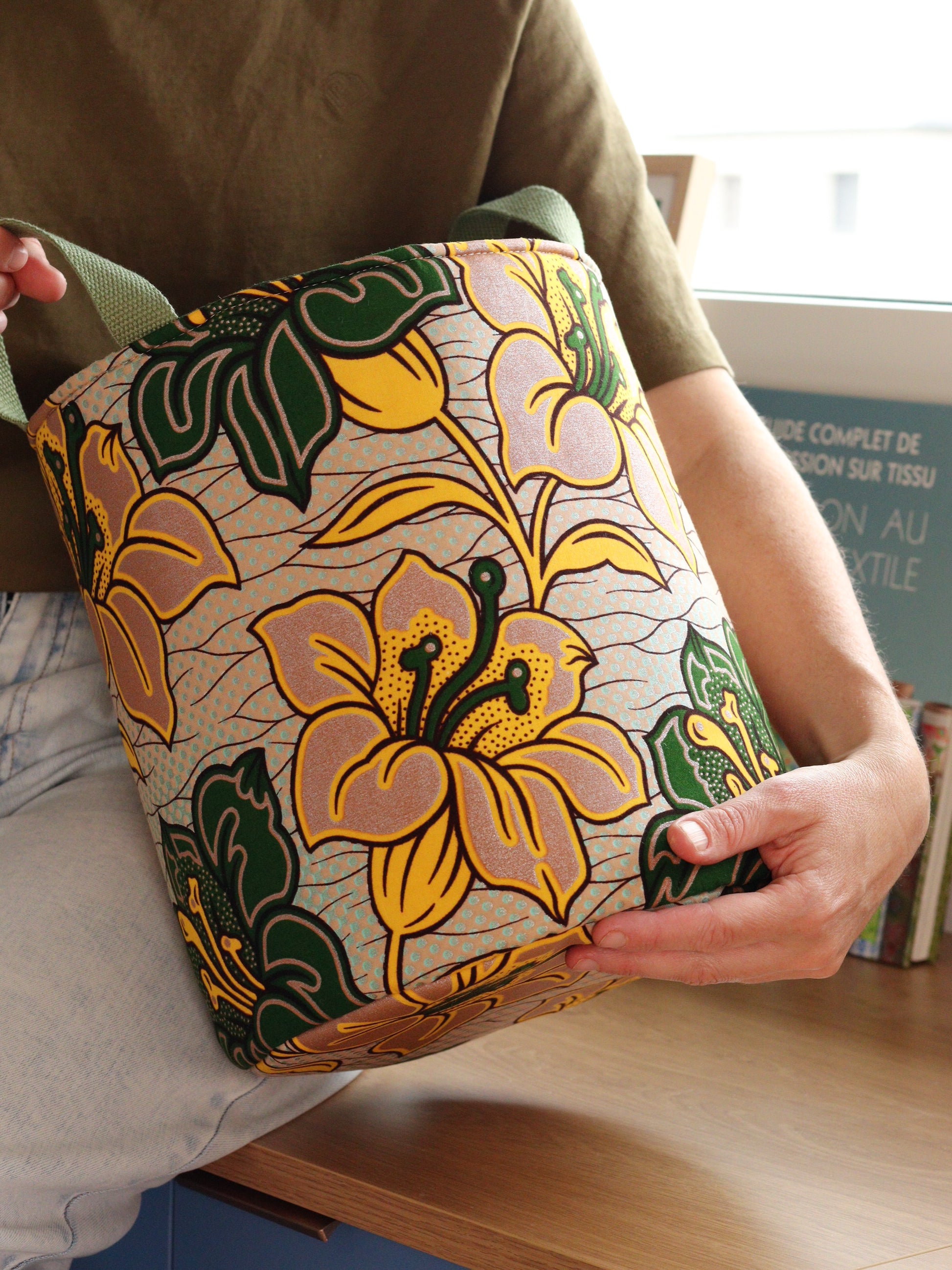 Grand panier déco wax Hibiscus cuivré porté main, décoration salon