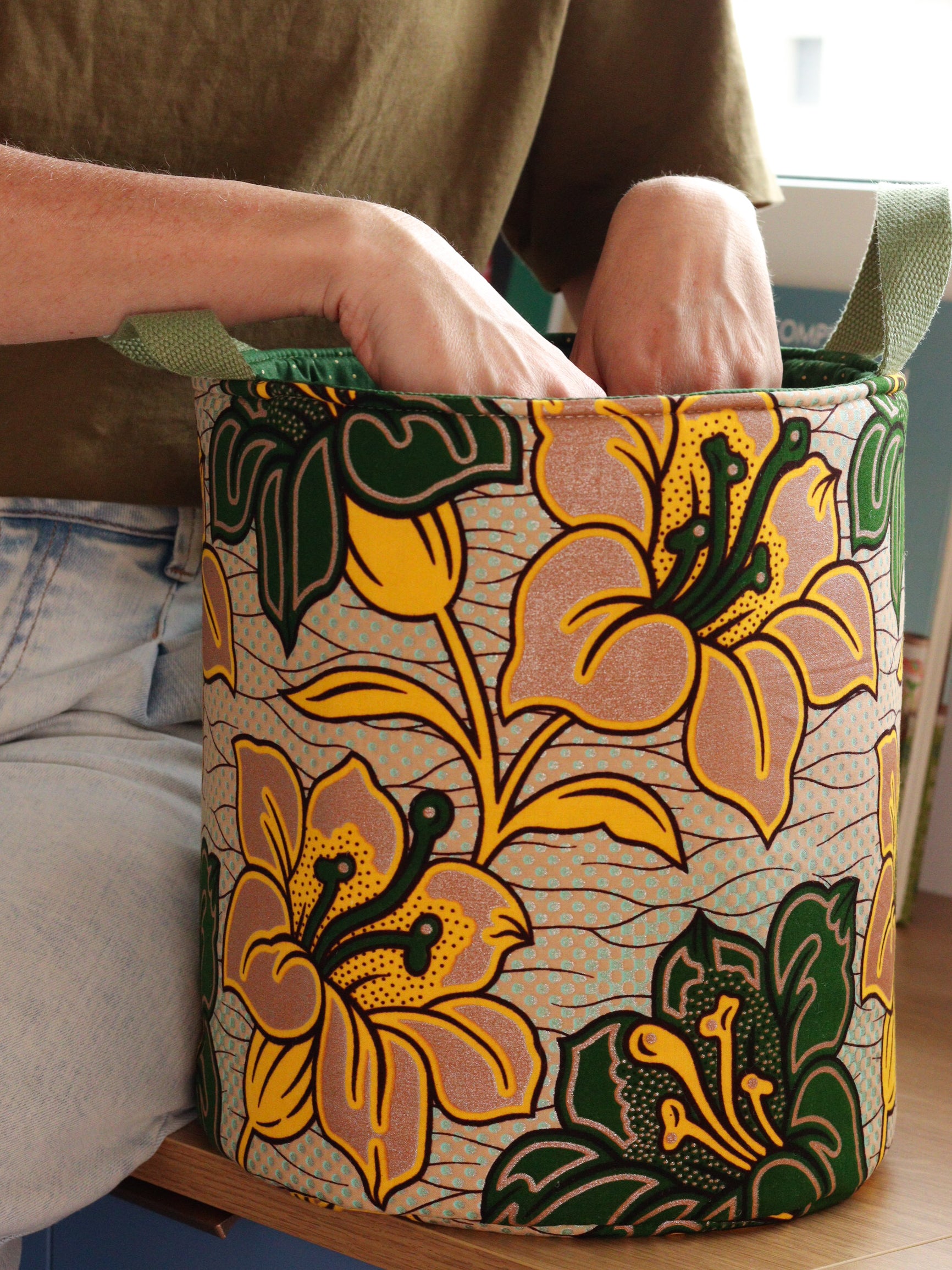 Panier rond wax Hibiscus cuivré L, ambiance décoration intérieure colorée