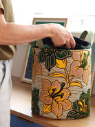 Panier déco grand format wax jaune et vert cousu main en Bretagne