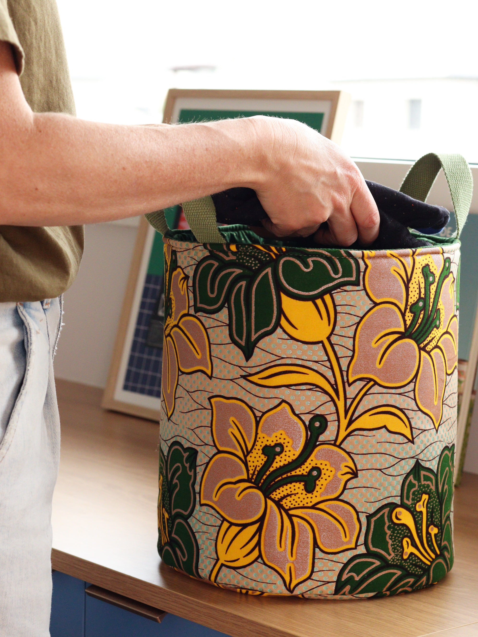 Panier déco grand format wax jaune et vert cousu main en Bretagne