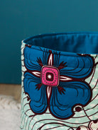 Panier rangement tissu africain wax matelassé céladon, ambiance chambre bébé