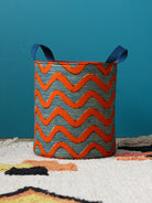 Grand panier rond Gága L Vagues à l'âme en wax orange et bleu, vue de face