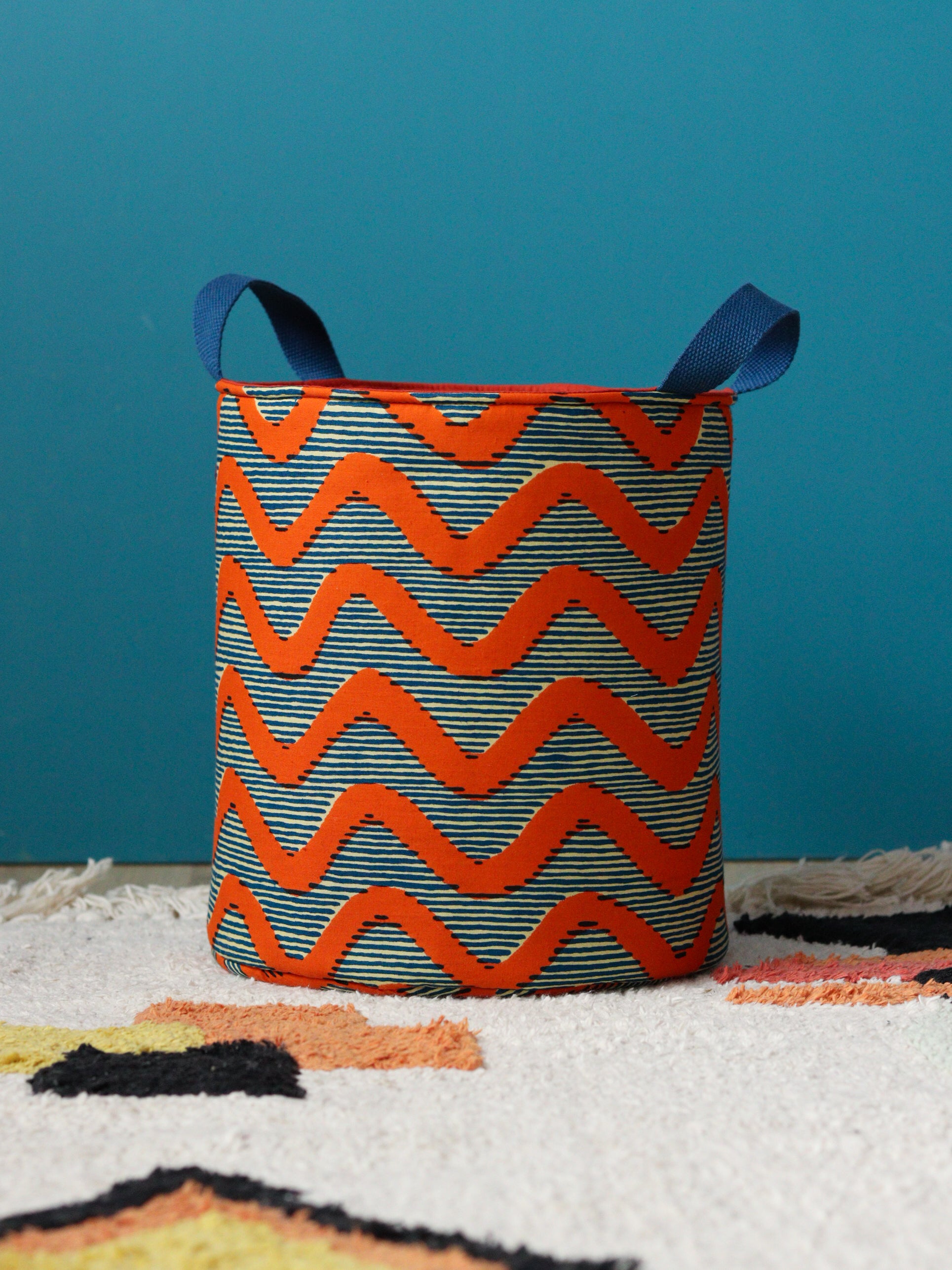 Grand panier rond Gága L Vagues à l'âme en wax orange et bleu, vue de face