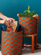 Panier de rangement en tissu wax zigzag orange et bleu, cousu à la main en Bretagne, posé au sol