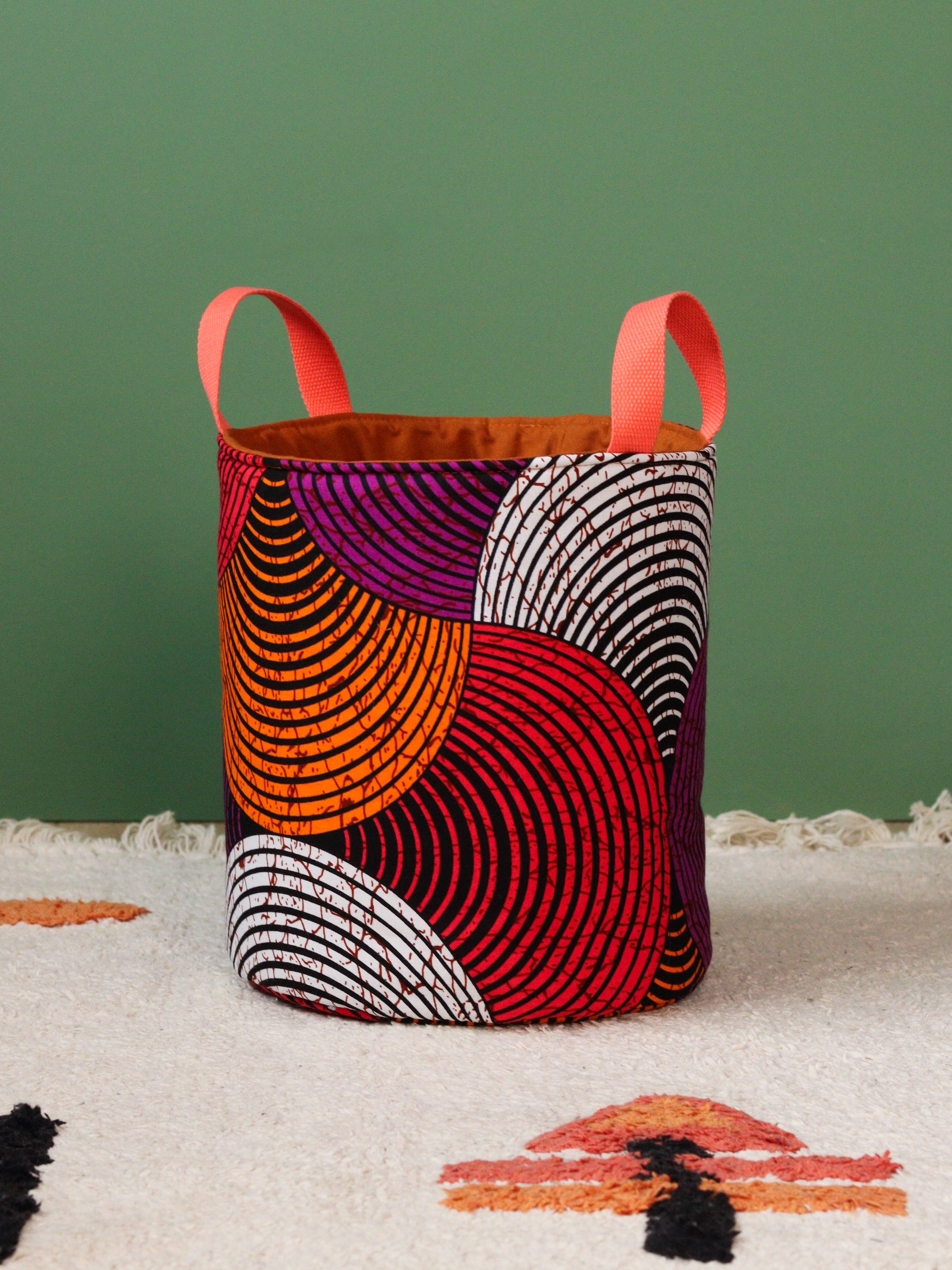Panier déco grand format wax orange cousu main Bretagne, vue de trois quarts
