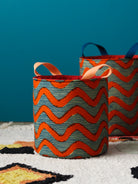 Panier rond Gága M posé en intérieur, rangement décoratif salon