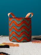 Panier wax fait main, motif classique bleu et orange, anses colorées