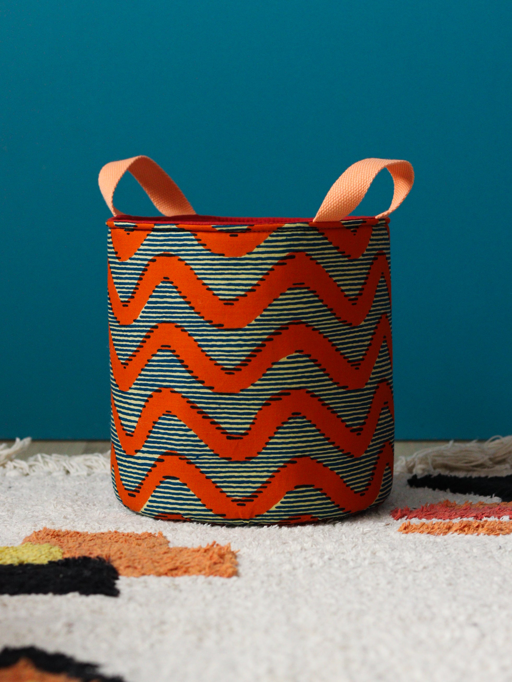 Panier wax fait main, motif classique bleu et orange, anses colorées