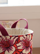 Détail du motif hibiscus sur le tissu wax africain orange du panier Gága M