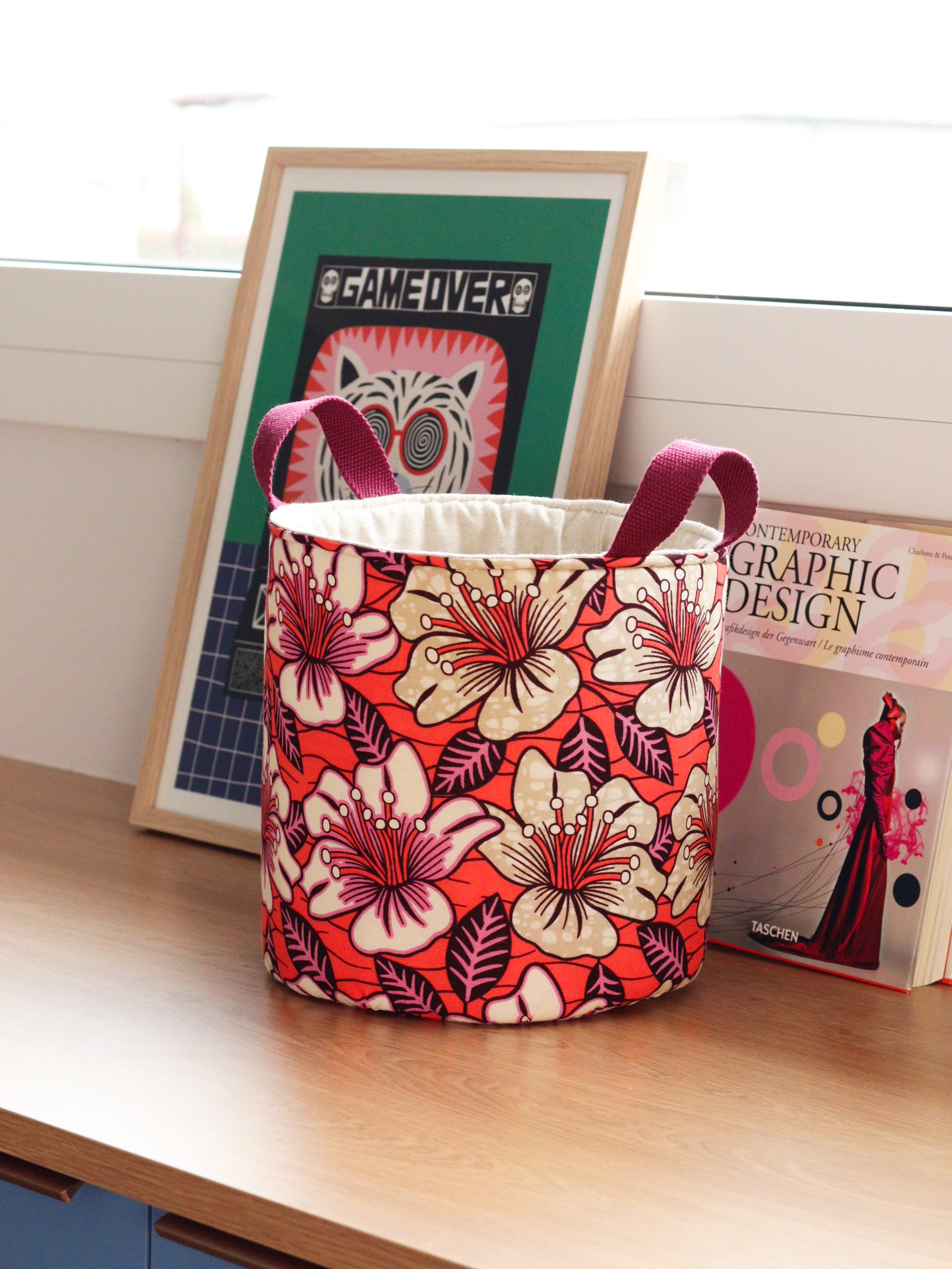 Panier déco wax orange hibiscus, vue de trois quarts