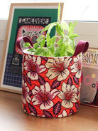Panier rond wax Hibiscus utilisé comme cache-pot avec plante verte