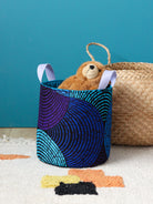Panier rond Gága M Ondes bleues en tissu wax africain bleu et mauve, vue de face, rangement jouet