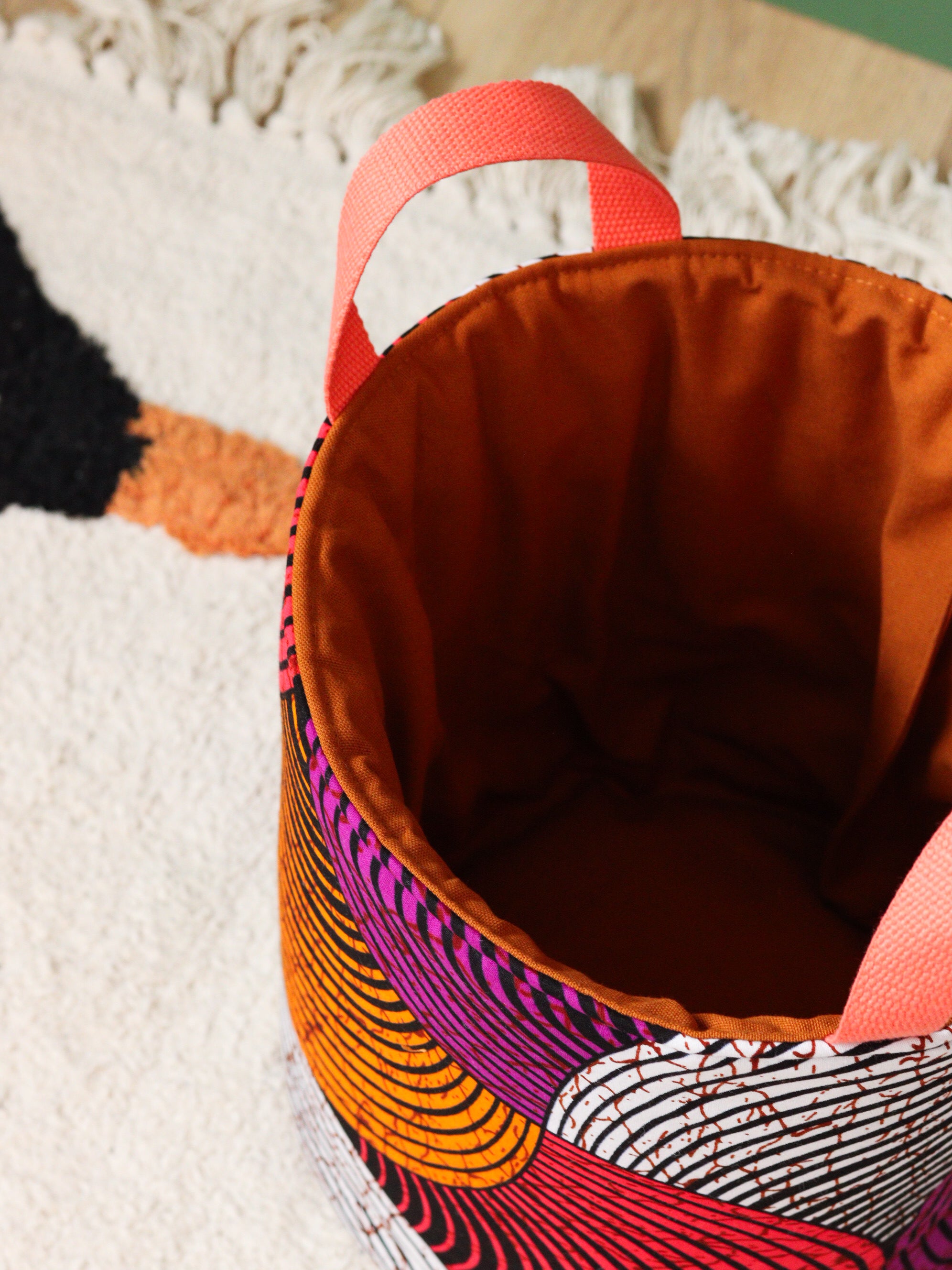 Détail anses coton tissé grand panier wax Ondes orangées L fait main