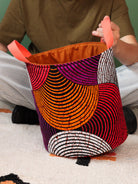 Détail anses coton tissé grand panier wax Ondes orangées L fait main, porté main